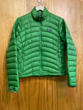 Load image into Gallery viewer, Women Size L Patagonia Green Women&#39;s Winter Jacket
