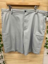 Load image into Gallery viewer, Size 40 IZOD Men&#39;s Shorts
