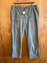 Load image into Gallery viewer, Size 31 Levi Olive Women&#39;s Pants
