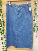 Load image into Gallery viewer, Size 33 Tractr Brand Jeans Blue Skirt
