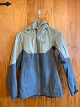 Load image into Gallery viewer, Women Size XS Arc&#39;teryx Green Women&#39;s Winter Jacket
