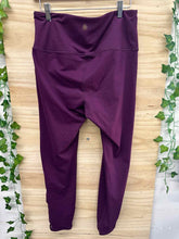 Load image into Gallery viewer, Size Large Gaiam Fuschia Women&#39;s Leggings
