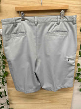 Load image into Gallery viewer, Size 40 IZOD Men&#39;s Shorts
