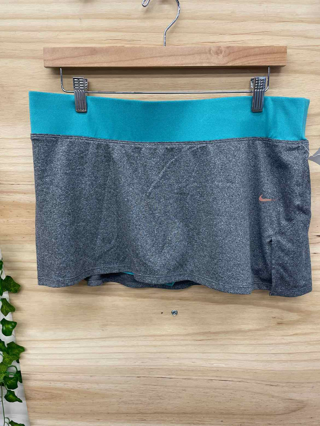 Size Large Nike Gray Skort