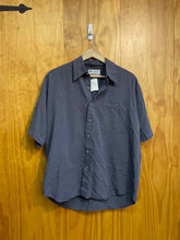 Load image into Gallery viewer, Size Medium Columbia Men&#39;s Short Sleeve Shirt
