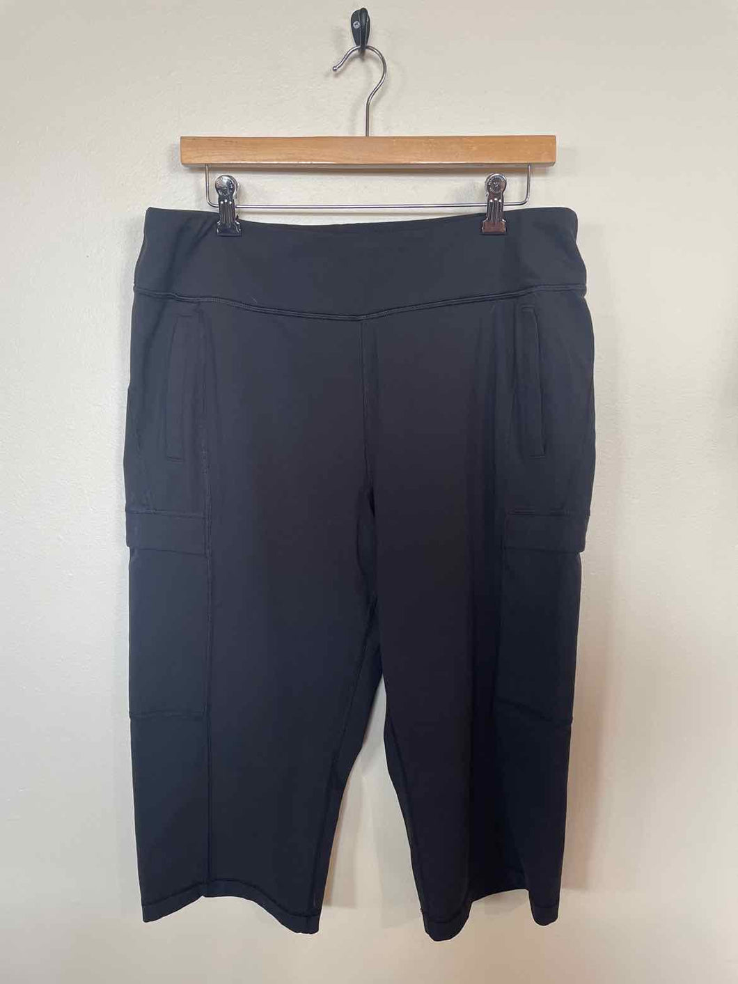 Size Large Duluth Trading Black Women's Capris