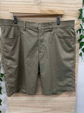 Load image into Gallery viewer, Size 38 Under Armour Men&#39;s Shorts
