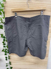 Load image into Gallery viewer, Size 46 Cabelas Men&#39;s Shorts
